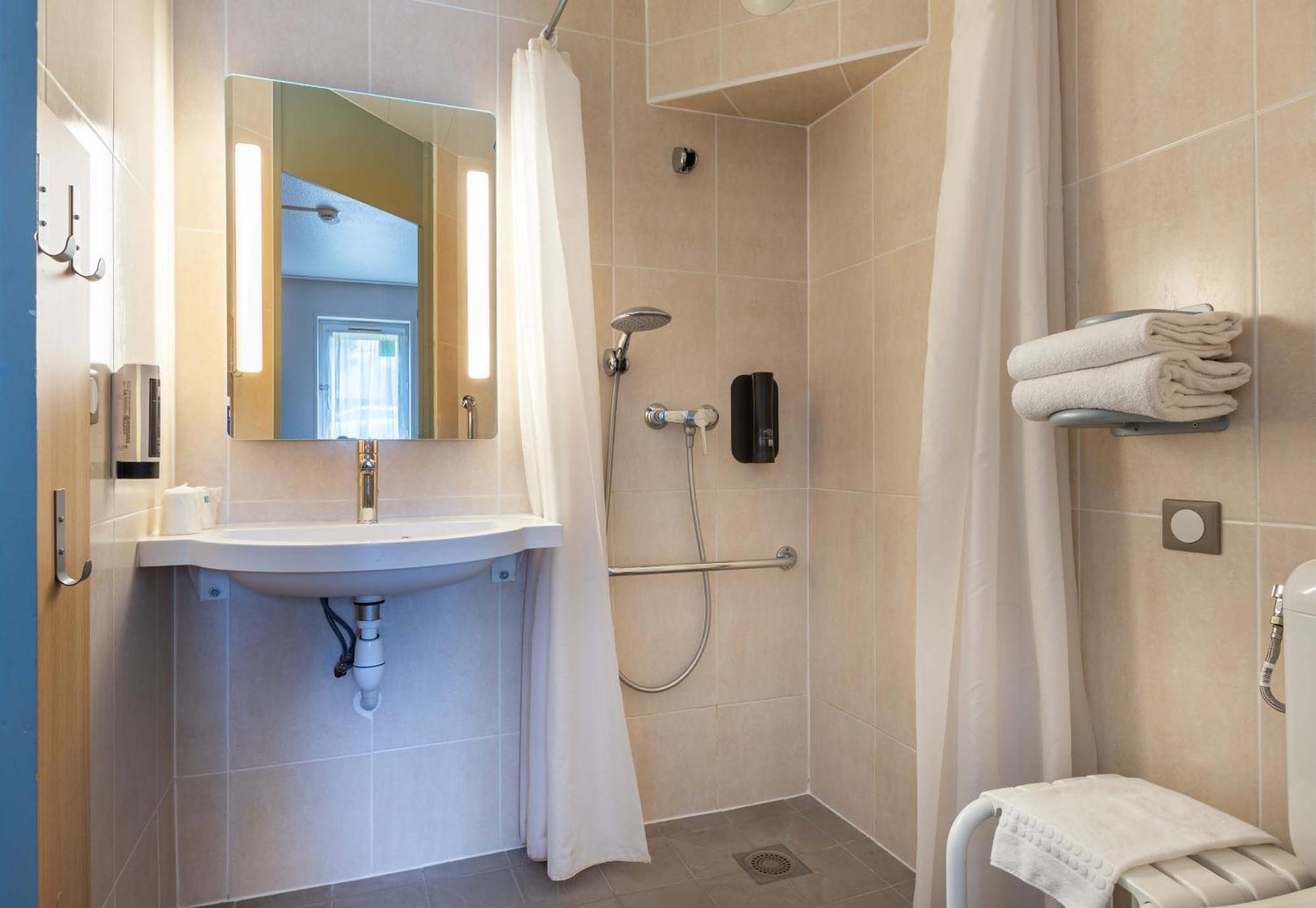 B&B Hotel Chartres Le Coudray Екстериор снимка